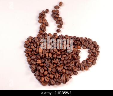 Tasse à café avec vapeur à base de grains de café torréfiés ou de grains isolés sur fond blanc. Banque D'Images