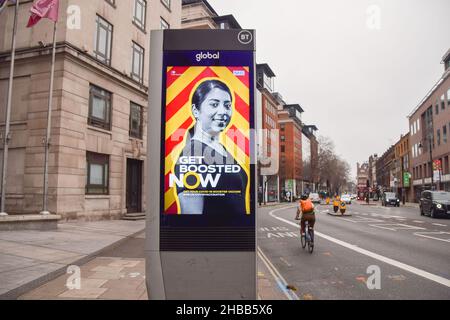 Londres, Royaume-Uni 18th décembre 2021.Un affichage électronique dans le centre de Londres exhorte chacun à obtenir un vaccin de rappel alors que la variante Omicron de COVID-19 se propage au Royaume-Uni.Credit: Vuk Valcic / Alamy Live News Banque D'Images