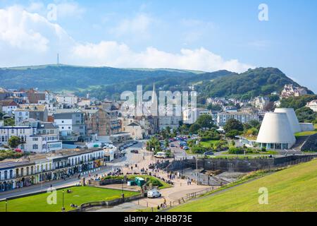 Ilfracombe promenade des magasins, le Landmark Theatre et le Centre d'information touristique à Jubilee Gardens Ilfracombe Devon Angleterre GB Europe Banque D'Images