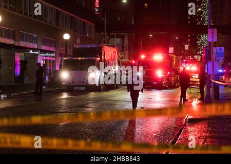 Seattle, États-Unis.18th décembre 2021.Police de Seattle et incendie lors d'un accident de voiture le 6th et Olive juste avant 1:00am dans le quartier commerçant de Westlake.Un témoin a déclaré que le véhicule se déplatait à une vitesse élevée avant de heurter l'arrière du camion à ordures stationnaire.Le conducteur est dans un état critique et a été transporté à l'hôpital de Harborview.La police enquête sur les lieux afin de déterminer une cause possible.Crédit : James Anderson/Alay Live News Banque D'Images