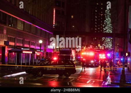 Seattle, États-Unis.18th décembre 2021.Police de Seattle et incendie lors d'un accident de voiture le 6th et Olive juste avant 1:00am dans le quartier commerçant de Westlake.Un témoin a déclaré que le véhicule se déplatait à une vitesse élevée avant de heurter l'arrière du camion à ordures stationnaire.Le conducteur est dans un état critique et a été transporté à l'hôpital de Harborview.La police enquête sur les lieux afin de déterminer une cause possible.Crédit : James Anderson/Alay Live News Banque D'Images