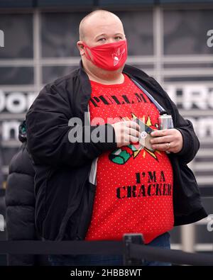 Un fan de Sutton United portant un pull de Noël festif et un masque facial lors du match Sky Bet League Two au VBS Community Stadium de Londres.Date de la photo: Samedi 18 décembre 2021. Banque D'Images