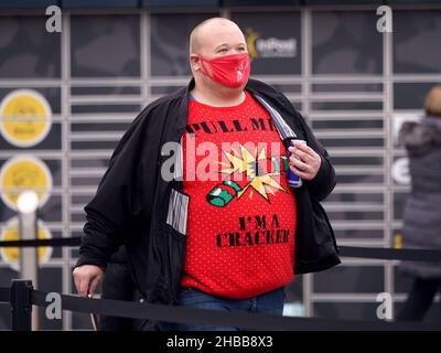 Un fan de Sutton United portant un pull de Noël festif et un masque facial lors du match Sky Bet League Two au VBS Community Stadium de Londres.Date de la photo: Samedi 18 décembre 2021. Banque D'Images