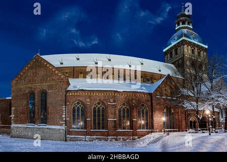 Vue panoramique de la cathédrale sur la place du Dôme en hiver à Riga, en Lettonie Banque D'Images