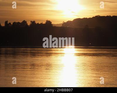 Soleil au-dessus du Rhin près de la ville européenne de Stein am Rhein dans le canton de Schaffhausen en Suisse, ciel nuageux en 2018 chaude soirée d'été le mois d'août. Banque D'Images
