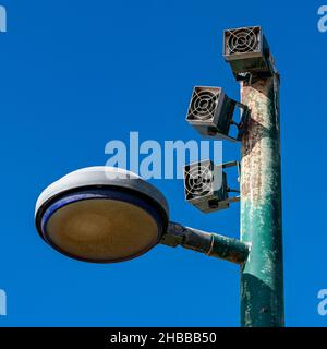 Pied de lampe avec haut-parleurs contre le ciel bleu de près Banque D'Images