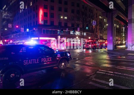 Seattle, États-Unis.18th décembre 2021.Police de Seattle et incendie lors d'un accident de voiture le 6th et Olive juste avant 1:00am dans le quartier commerçant de Westlake.Un témoin a déclaré que le véhicule se déplatait à une vitesse élevée avant de heurter l'arrière du camion à ordures stationnaire.Le conducteur est dans un état critique et a été transporté à l'hôpital de Harborview.La police enquête sur les lieux afin de déterminer une cause possible.Crédit : James Anderson/Alay Live News Banque D'Images