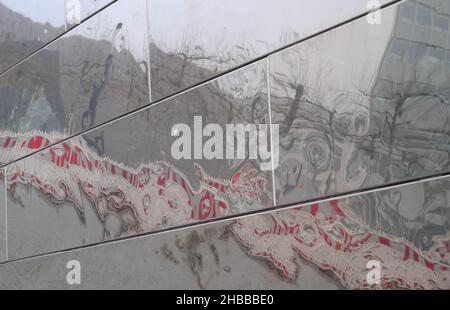 rebellement déformé d'une clôture de chantier de palissade ou de construction et d'un paysage urbain formant des formes abstraites tourbillonnantes, à l'arrière-plan Banque D'Images