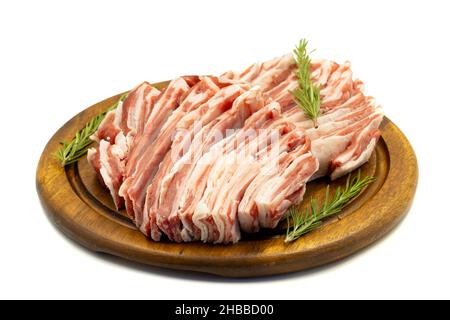 Côtes d'agneau crues isolées sur fond blanc. Côtes d'agneau en gros plan.Vue horizontale. Banque D'Images