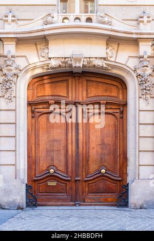 Paris, une ancienne porte en bois, belle façade décorée dans le 11E arrondissement Banque D'Images