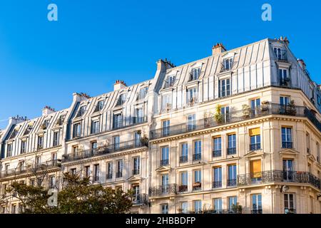 Paris, façade typique, beau bâtiment, vieux toits de zinc rue Saint-Ambroise Banque D'Images