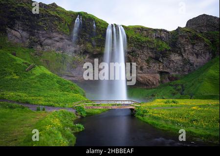 Chute d'eau de Seljalandsfoss sur la rivière Seljalands en Islande Banque D'Images