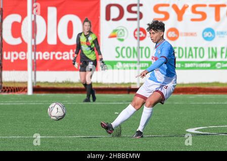 Giorgia Tudisco (23) Pomigliano Calcio Femminile contrôle du ballon pendant le match italien de football Coppa Italia Women 2021/2022 entre Pomigliano Femminile contre Roma Femminile le 18 décembre 2021 au stade Ugo Gobbato à Pomigliano Italie Banque D'Images