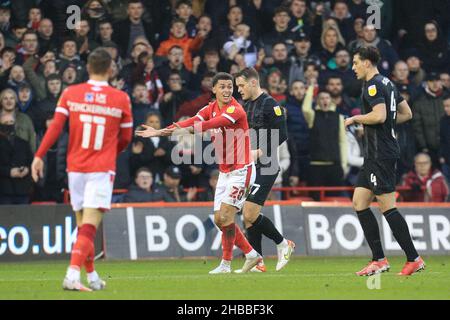 Nottingham, Royaume-Uni.18th décembre 2021.Brennan Johnson #20 de Nottingham Forest interjette appel à l'arbitre John Busby, ce qui donne une carte jaune pour Sean McLoughlin #17 de Hull City à Nottingham, Royaume-Uni, le 12/18/2021.(Photo de James Heaton/News Images/Sipa USA) crédit: SIPA USA/Alay Live News Banque D'Images