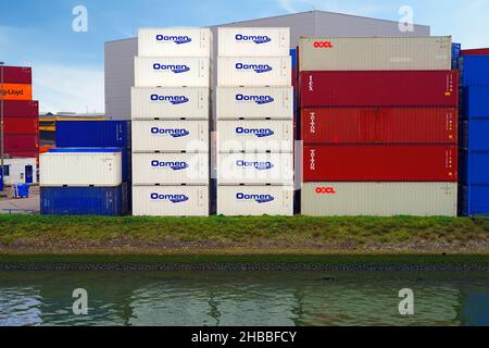 ROTTERDAM, PAYS-BAS -14 NOVEMBRE 2021- vue des conteneurs d'expédition colorés empilés dans le port de Rotterdam, le plus grand port maritime d'Europe. Banque D'Images