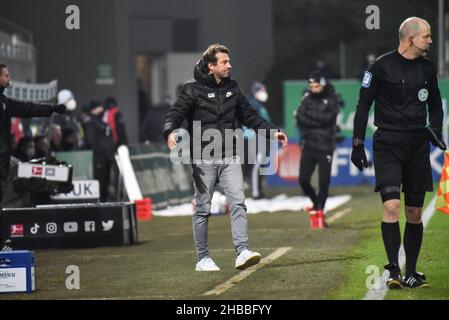 Fuerth, Allemagne.18th décembre 2021.Fussball, 1.Bundesliga - SpVgg Greuther Fuerth vs. FC Augsburg image: L'entraîneur Markus Weinzierl (FC Augsburg) regardant son équipe de la zone d'entraînement.Les règlements DFL interdisent toute utilisation de photographies comme séquences d'images et ou quasi-vidéo crédit: Ryan Evans/Alay Live News Banque D'Images