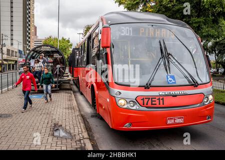 Curitiba, Parana, Brésil - 10 juin 2017 : le système de transport emblématique de Curitiba à Parana, Brésil. Banque D'Images