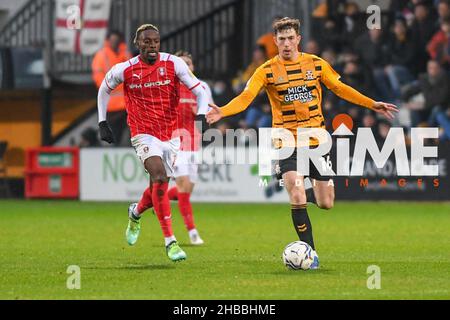 Cambridge, Royaume-Uni.18th décembre 2021.Sam Smith (10 Cambridge United) contrôle le ballon lors du match Sky Bet League 1 entre Cambridge United et Rotherham United au R coings Abbey Stadium, Cambridge, Angleterre, le 18 décembre 2021.Photo de Kevin Hodgson / Prime Media Images.Crédit : Prime Media Images/Alamy Live News Banque D'Images