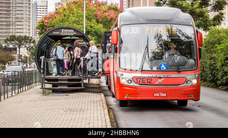 Curitiba, Parana, Brésil - 10 juin 2017 : le système de transport emblématique de Curitiba à Parana, Brésil. Banque D'Images