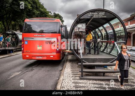 Curitiba, Parana, Brésil - 10 juin 2017 : le système de transport emblématique de Curitiba à Parana, Brésil. Banque D'Images