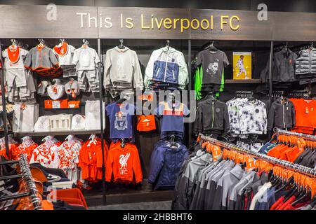 Marchandise,Merch,réplique kit,maillot,intérieur,intérieur,de,Liverpool football Club,Boutique,magasin,détail,magasin,dans,Liverpool,ville,centre,Merseyside,nord-ouest,Angleterre,nord,nord,anglais,GB,Grande,Bretagne,Grande-Bretagne,Grande-Bretagne,Royaume-Uni,Royaume-Uni,Europe,Europe,Europe Banque D'Images