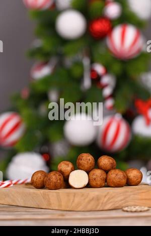 Des bonbons de Noël appelés « Marzipankartoffeln ».Morceaux de pâte d'amandes en forme de boule ronde recouverts de cannelle et de poudre de cacao Banque D'Images