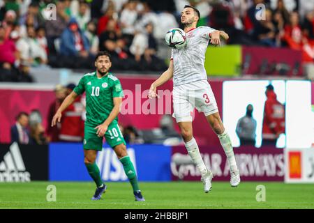 Al Khor, Qatar.18th décembre 2021.Le Tattasar Talbi (R) tunisien en action lors du match de football final de la coupe arabe de la FIFA entre la Tunisie et l'Algérie au stade Al Bayt.Credit: Mahmoud Hefnawy/dpa/Alay Live News Banque D'Images