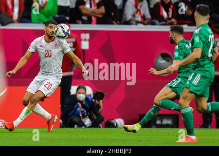 Al Khor, Qatar.18th décembre 2021.Mohamed Drager (L) de Tunisie en action lors du match de football final de la coupe arabe de la FIFA entre la Tunisie et l'Algérie au stade Al Bayt.Credit: Mahmoud Hefnawy/dpa/Alay Live News Banque D'Images