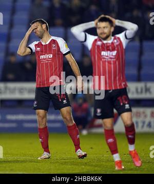 Andy Williams (à gauche) de Cheltenham Town fait une chance manquée lors du match de la Sky Bet League One au Montgomery Waters Meadow, Shrewsbury.Date de la photo: Samedi 18 décembre 2021. Banque D'Images