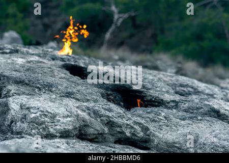 Les feux qui brûlent constamment à l'endroit d'une émission de gaz naturel sur le mont Chimera (Yanartas) en Turquie Banque D'Images