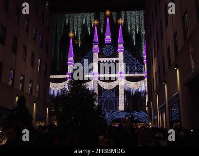 17 décembre 2021, New York, New York, États-Unis : 18 décembre2021 New York, Rockefeller Center arbre de Noël allumé la nuit tandis que les patineurs jouent sur la glace.Un magnifique spectacle de lumière est projeté sur l'avant du grand magasin 'Saks Fifth Ave. (Image de crédit : © Bruce Cotler/ZUMA Press Wire) Banque D'Images