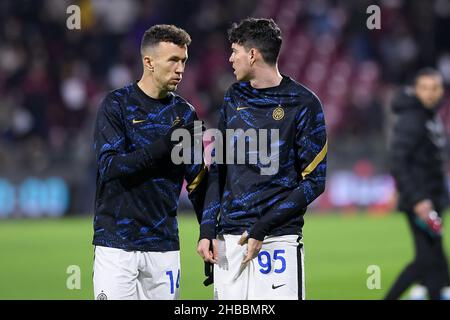 Salerno, Italie.17th décembre 2021.Alessandro Bastoni du FC Internazionale et Ivan Perisic du FC Internazionale lors de la série Un match entre l'US Salerntana 1919 et l'Inter Milan au Stadio Arechi, Salerno, Italie, le 17 décembre 2021.Credit: Giuseppe Maffia/Alay Live News Banque D'Images