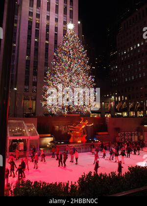 17 décembre 2021, New York, New York, États-Unis : 18 décembre2021 New York, Rockefeller Center arbre de Noël allumé la nuit tandis que les patineurs jouent sur la glace.(Image de crédit : © Bruce Cotler/ZUMA Press Wire) Banque D'Images