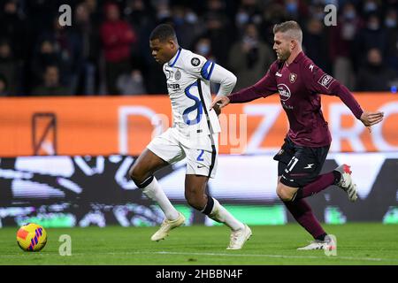 Salerno, Italie.17th décembre 2021.Riccardo Gagliolo de l'US Salernitana 1919 et Denzel Dumfries du FC Internazionale concourent pour la balle lors de la série Un match entre l'US Salernitana 1919 et l'Inter Milan au Stadio Arechi, Salerno, Italie, le 17 décembre 2021.Credit: Giuseppe Maffia/Alay Live News Banque D'Images