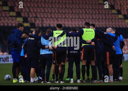 Londres, Royaume-Uni.18th décembre 2021.L'équipe du Barnett FC et le personnel de coaching forment un caucus avant le début du caucus.FA Trophée, 3rd Round Match, Barnett v Boreham Wood au Hive Stadium de Londres le samedi 18th décembre 2021. Cette image ne peut être utilisée qu'à des fins éditoriales.Utilisation éditoriale uniquement, licence requise pour une utilisation commerciale.Aucune utilisation dans les Paris, les jeux ou les publications d'un seul club/ligue/joueur. photo par Steffan Bowen/Andrew Orchard sports photographie/Alay Live news crédit: Andrew Orchard sports photographie/Alay Live News Banque D'Images