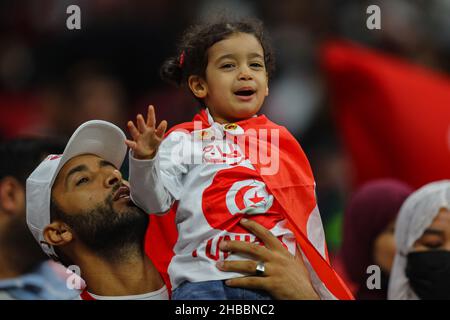 Al Khor, Qatar.18th décembre 2021.Les fans tunisiens applaudissent dans les tribunes lors du dernier match de football de la coupe arabe de la FIFA entre la Tunisie et l'Algérie au stade Al Bayt.Credit: Mahmoud Hefnawy/dpa/Alay Live News Banque D'Images