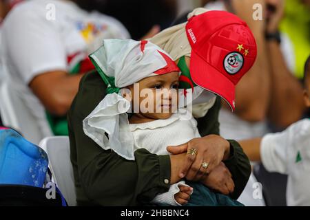 Al Khor, Qatar.18th décembre 2021.Les fans algériens applaudissent dans les tribunes lors du dernier match de football de la coupe arabe de la FIFA entre la Tunisie et l'Algérie au stade Al Bayt.Credit: Mahmoud Hefnawy/dpa/Alay Live News Banque D'Images