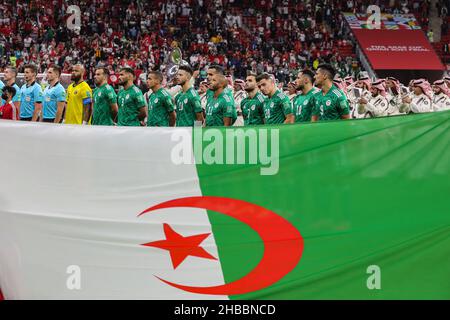 Al Khor, Qatar.18th décembre 2021.Les joueurs algériens se disputent avant le début du match de football final de la coupe arabe de la FIFA entre la Tunisie et l'Algérie au stade Al Bayt.Credit: Mahmoud Hefnawy/dpa/Alay Live News Banque D'Images