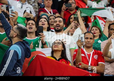 Al Khor, Qatar.18th décembre 2021.Les fans applaudissent dans les tribunes lors du dernier match de football de la coupe arabe de la FIFA entre la Tunisie et l'Algérie au stade Al Bayt.Credit: Mahmoud Hefnawy/dpa/Alay Live News Banque D'Images