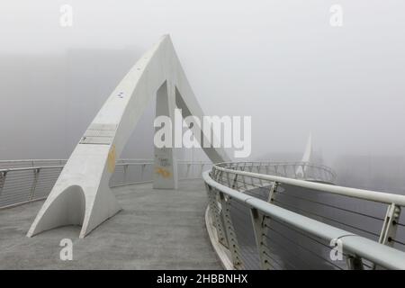 Glasgow, Royaume-Uni.18th décembre 2021.Les navetteurs du matin ont été traités à une brume glaciale qui a créé un paysage surréaliste au-dessus de la rivière Clyde et de ses ponts, en particulier le pont Tradeston (également connu localement sous le nom de pont Squiggly) et le pont suspendu de Portland.Crédit : Findlay/Alay Live News Banque D'Images