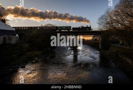 Bury, Greater Manchester, Royaume-Uni, samedi 18 décembre 2021.Le train à vapeur Santa Special transporte des passagers le long du viaduc d'Irwell dans le village de Summerseat, le dernier wekend avant Noël.Le service fait partie du programme festif du train East Lancashire, géré par des bénévoles, et a vu les foules de plombier profiter de la promenade cette année.Crédit : Paul Heyes/Alay News en direct Banque D'Images