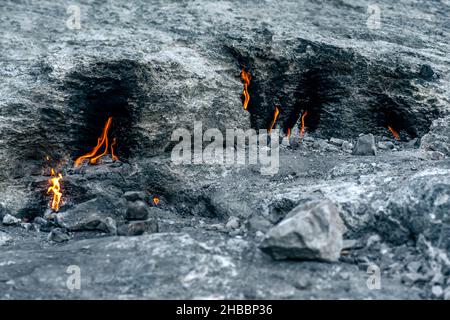 Les feux qui brûlent constamment à l'endroit d'une émission de gaz naturel sur le mont Chimera (Yanartas) en Turquie Banque D'Images