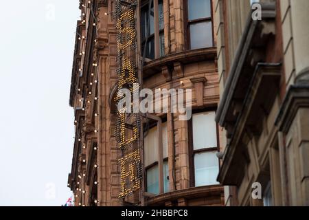 Londres, Royaume-Uni.18 décembre 2021.Illuminations et un panneau de vente à l'extérieur du magasin phare de Harrods à Knightsbridge.Dans un mouvement inhabituel, au lieu du lendemain de Noël, l'entreprise a commencé sa vente tôt pour essayer de stimuler ses affaires en raison de la réduction de la fréquentation due à la pandémie de coronavirus en cours, maintenant exacerbée par la variante d'Omicron.Credit: Stephen Chung / Alamy Live News Banque D'Images