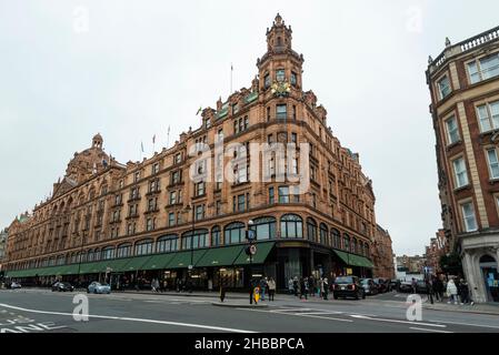 Londres, Royaume-Uni.18 décembre 2021.Illuminations et un panneau de vente à l'extérieur du magasin phare de Harrods à Knightsbridge.Dans un mouvement inhabituel, au lieu du lendemain de Noël, l'entreprise a commencé sa vente tôt pour essayer de stimuler ses affaires en raison de la réduction de la fréquentation due à la pandémie de coronavirus en cours, maintenant exacerbée par la variante d'Omicron.Credit: Stephen Chung / Alamy Live News Banque D'Images