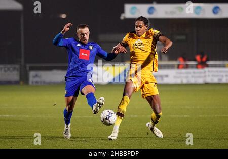 Alistair Smith de Sutton United et Alex Pattison de Harrogate Town (à gauche) se battent pour le ballon lors du match Sky Bet League Two au stade communautaire VBS, Londres.Date de la photo: Samedi 18 décembre 2021. Banque D'Images