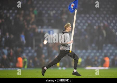 Fan court sur le terrain avec un drapeau d'angle célébrant la victoire de Blackburn Rovers lors du match de championnat EFL Sky Bet entre Blackburn Rovers et Birmingham City à Ewood Park, Blackburn, Angleterre, le 18 décembre 2021.Photo par Mike Morese. Usage éditorial uniquement, licence requise pour un usage commercial.Aucune utilisation dans les Paris, les jeux ou les publications d'un seul club/ligue/joueur.Crédit : UK Sports pics Ltd/Alay Live News Banque D'Images