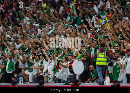 Al Khor, Qatar.18th décembre 2021.Les fans algériens applaudissent dans les tribunes lors du dernier match de football de la coupe arabe de la FIFA entre la Tunisie et l'Algérie au stade Al Bayt.Credit: Mahmoud Hefnawy/dpa/Alay Live News Banque D'Images