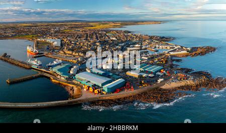 Vue aérienne de la vieille ville de Peterhead et du port de pêche à Aberdeenshire, Écosse, Royaume-Uni Banque D'Images