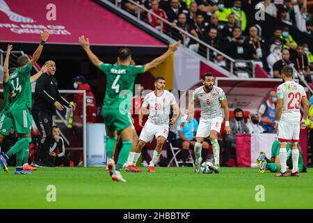 Al Khor, Qatar.18th décembre 2021.Les joueurs algériens appellent à une faute lors du match de football final de la coupe arabe de la FIFA entre la Tunisie et l'Algérie au stade Al Bayt.Credit: Mahmoud Hefnawy/dpa/Alay Live News Banque D'Images