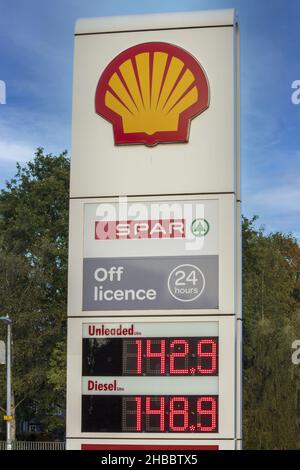 ST NEOTS, ROYAUME-UNI - 09 octobre 2021 : une photo verticale d'un panneau indiquant la hausse du coût du carburant Banque D'Images